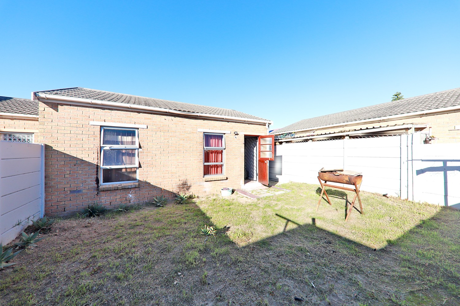 2 Bed Home For Sale in Strandfontein (R 950,000)