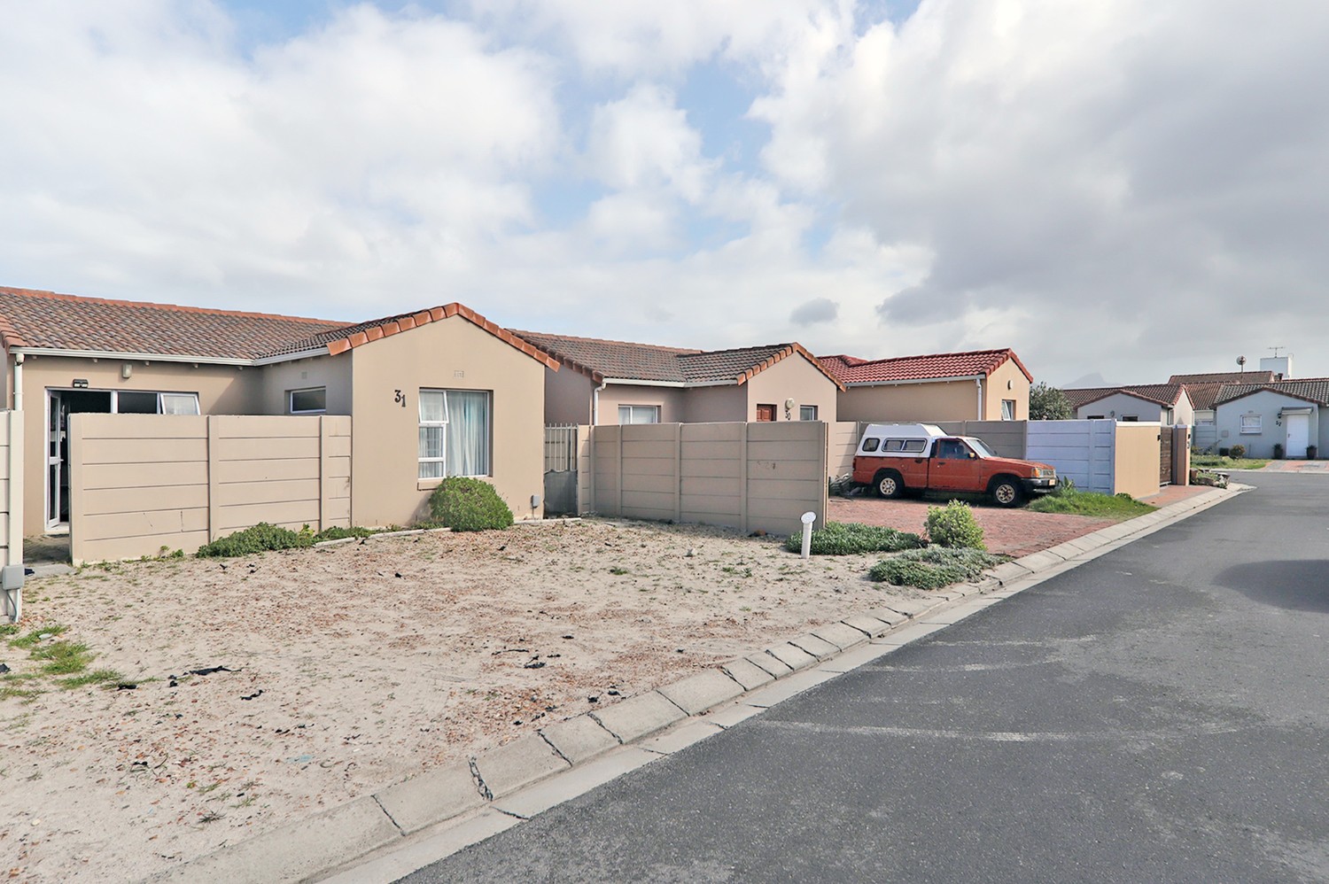 2 Bed Townhouse For Sale in Muizenberg (R 1,355,000)