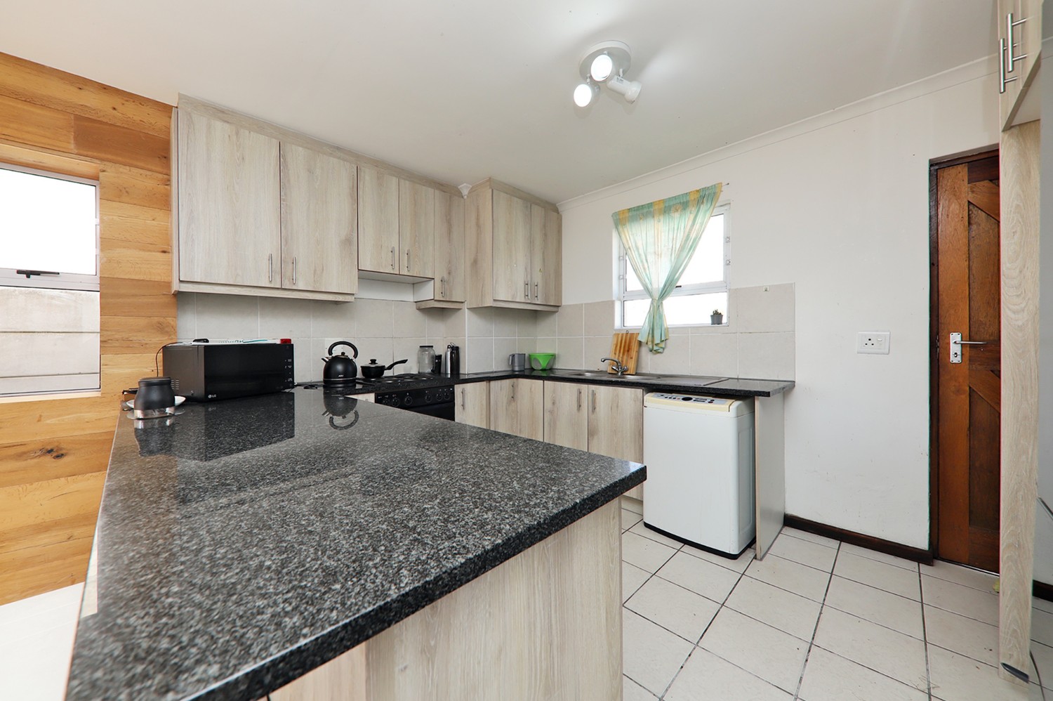 2 Bed Townhouse For Sale in Muizenberg (R 1,355,000)