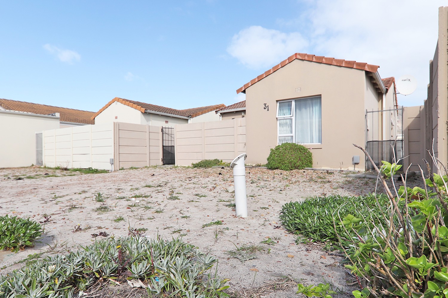 2 Bed Townhouse For Sale in Muizenberg (R 1,355,000)