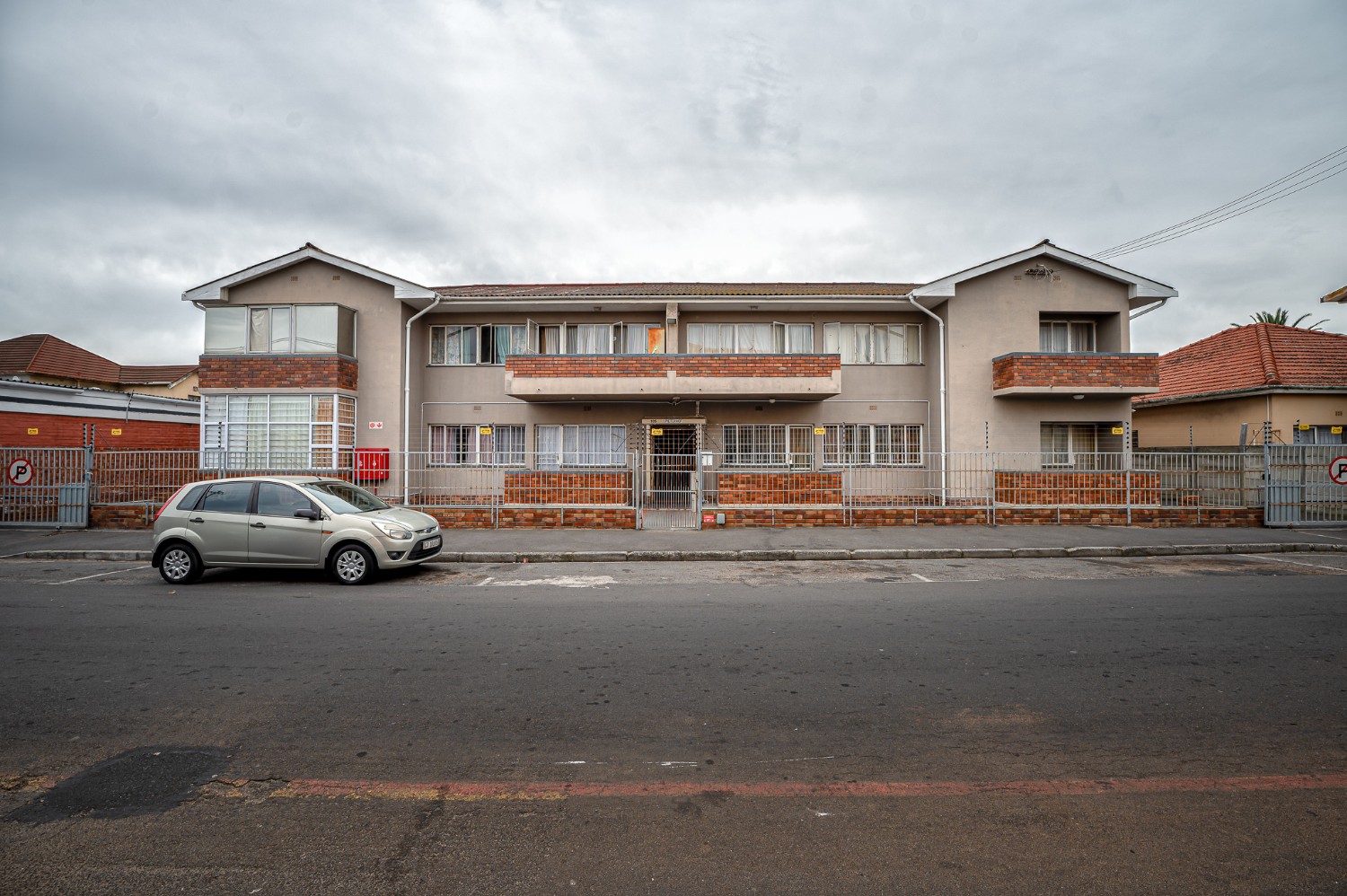 2 Bed Apartment For Sale in Parow Central (R 850,000)