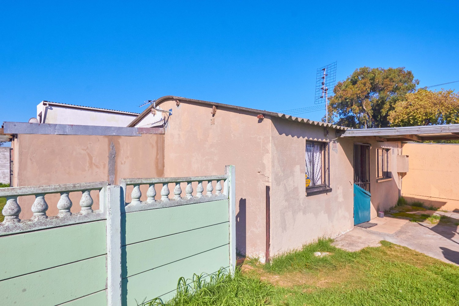 2 Bed Home For Sale in Lavis (R 660,000)